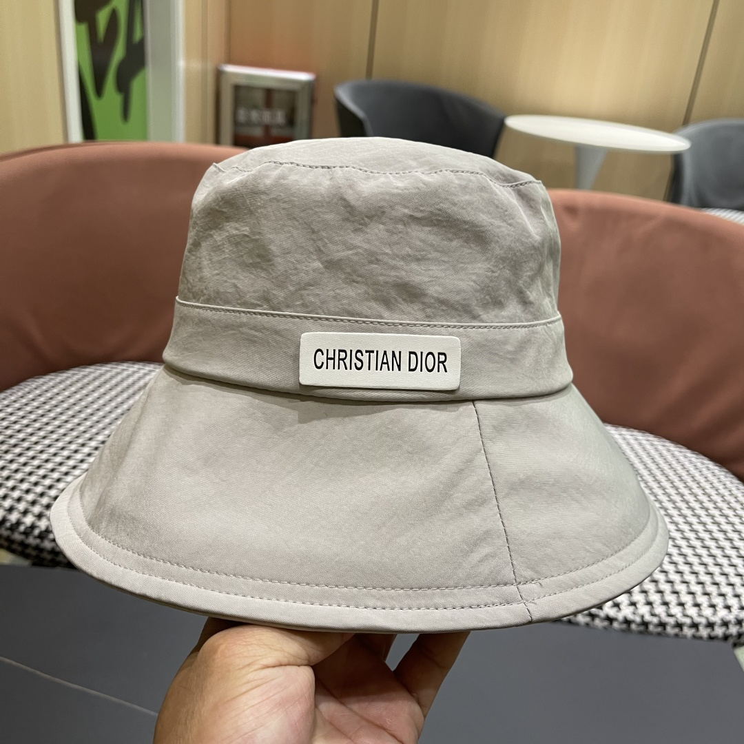  迪奥🧢春夏新款纯色渔夫帽🧢 火爆出货，百搭单品🥰随便搭配都很好看 时尚百搭