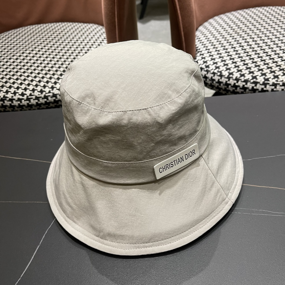  迪奥🧢春夏新款纯色渔夫帽🧢 火爆出货，百搭单品🥰随便搭配都很好看 时尚百搭