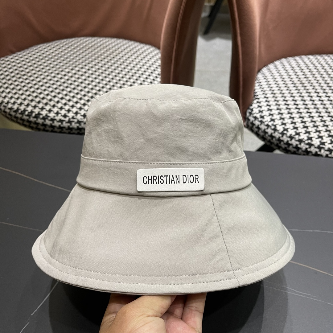  迪奥🧢春夏新款纯色渔夫帽🧢 火爆出货，百搭单品🥰随便搭配都很好看 时尚百搭