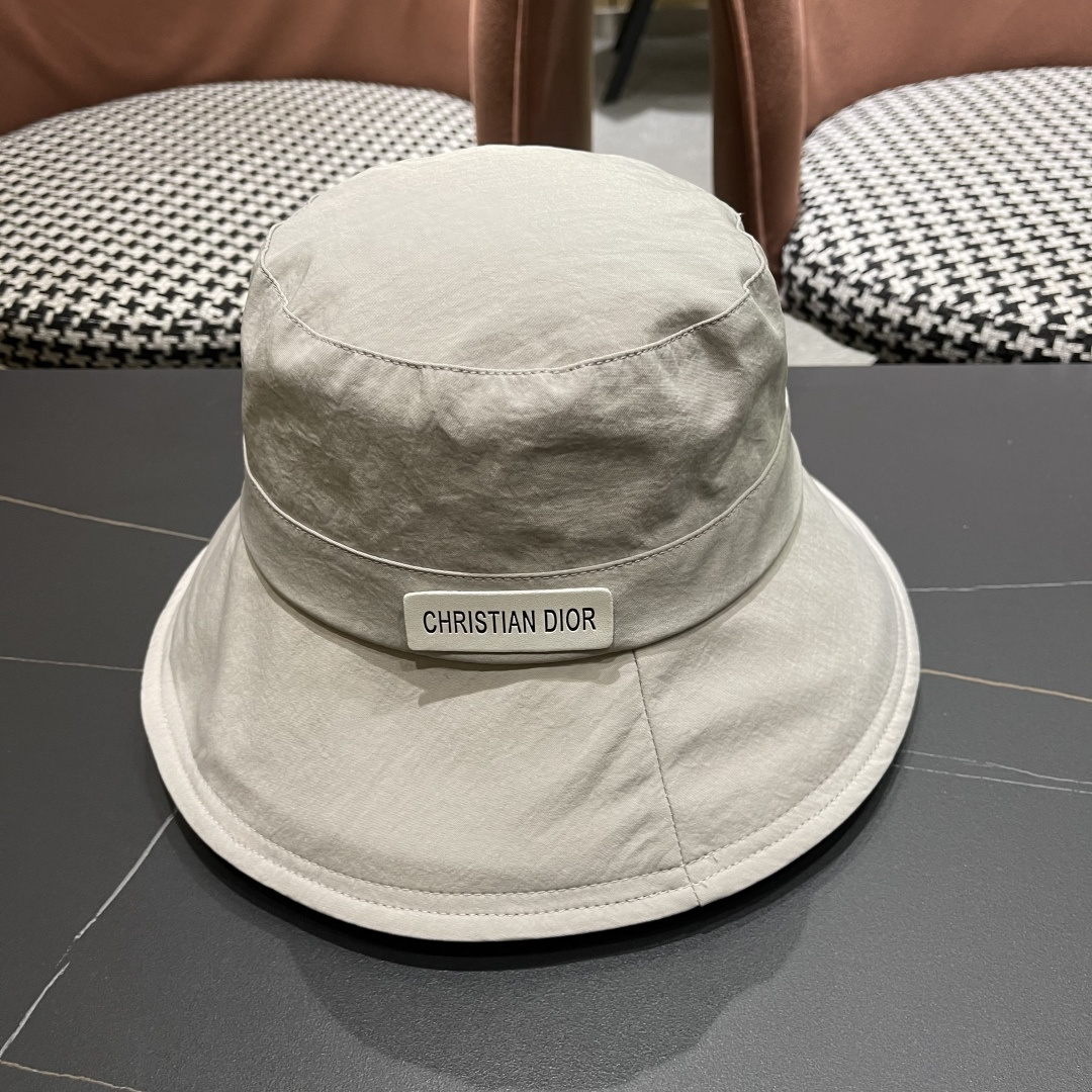  迪奥🧢春夏新款纯色渔夫帽🧢 火爆出货，百搭单品🥰随便搭配都很好看 时尚百搭