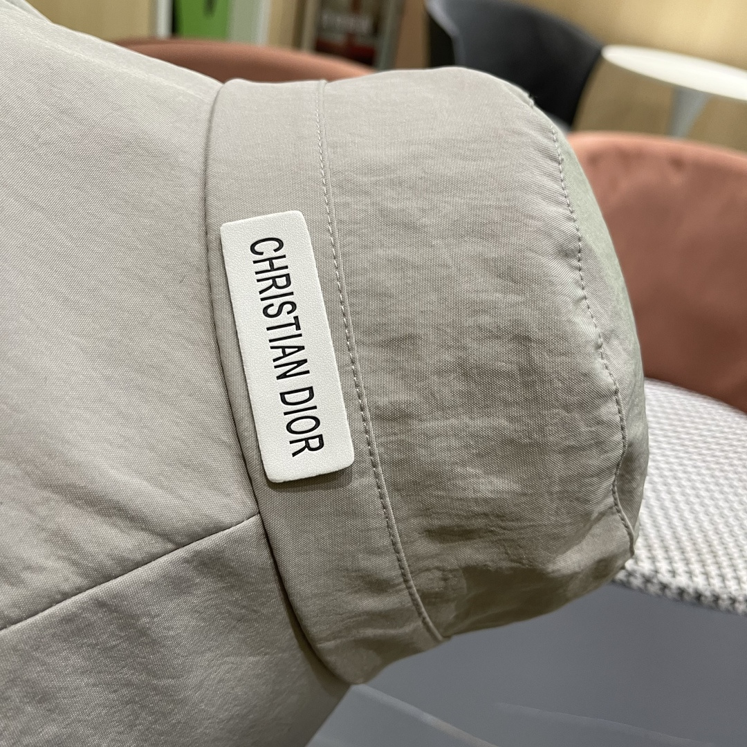  迪奥🧢春夏新款纯色渔夫帽🧢 火爆出货，百搭单品🥰随便搭配都很好看 时尚百搭