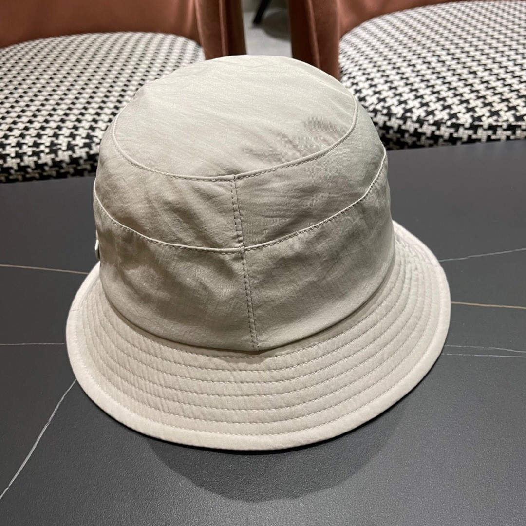  Moncler蒙口番茄小猪2025新款日系时尚简约黑色渔夫帽
女出游防紫外线太阳帽潮