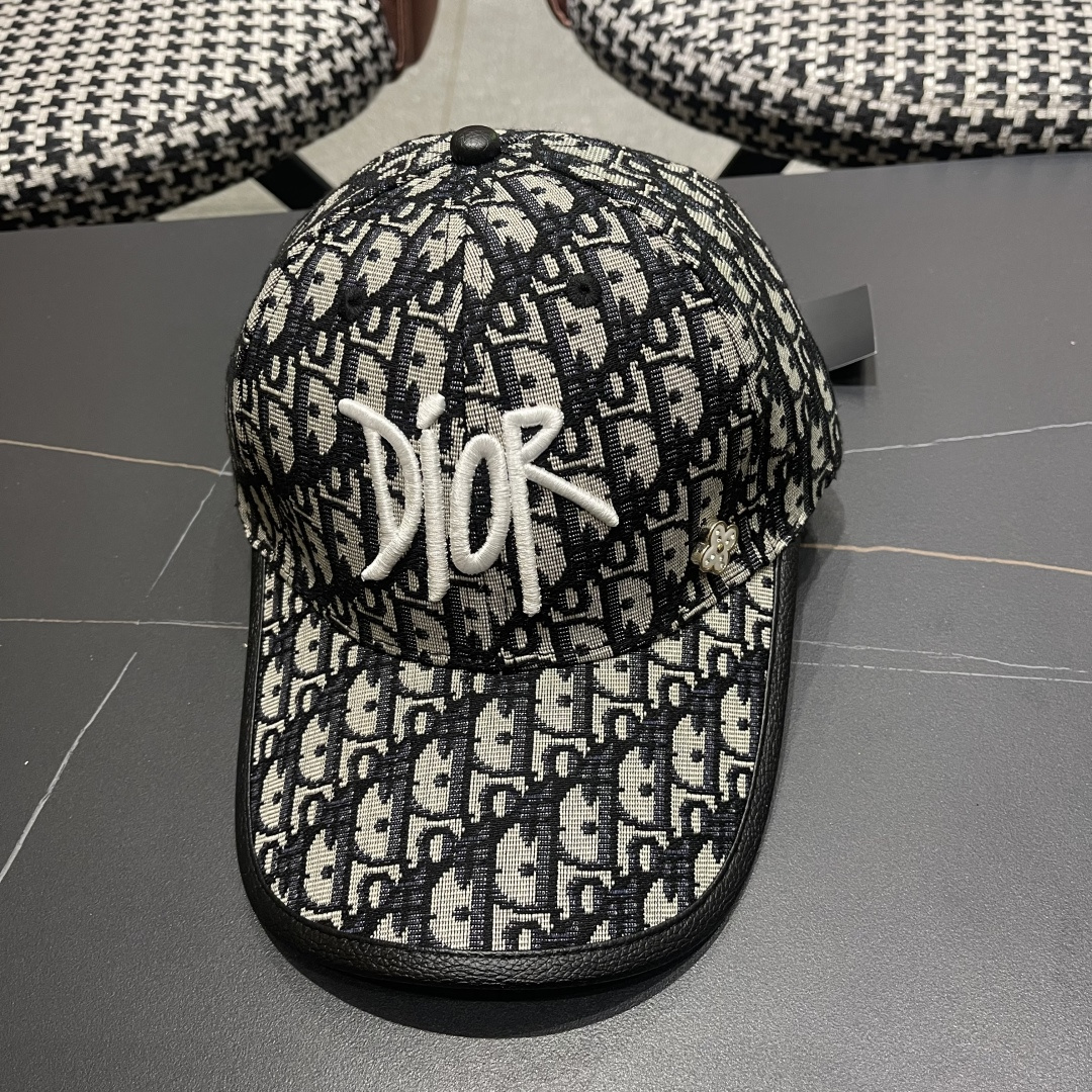 NO:363875,Dior 2025 new original single baseball cap, Dior old-fashioned, full of retro charm, hot off-stock for counters, 1:1 mold customization, original canvas + top layer cowhide, pure cotton lining, light and breathable!  Excellent quality, basic head circumference 56, patch adjustable. Hat Straw Hat Fisherman's Hat Baseball Hat Knitted Hats, Hats, Dior, Dior, espadrilles, cowhide, hatsDior(迪奥)2025新款原单棒球帽, Dior老花,复古韵味十足,专柜断货热门,1:1开模订制,原版帆布料+头层牛皮,纯棉内里,轻盈透气！质量超赞,基础头围56,贴片可调节.帽子草帽渔夫帽棒球帽针织帽,帽子,dior,dior,espadrilles,cowhide,hats,hat
