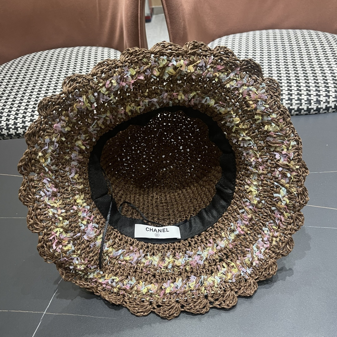  Ch@nel 香奈儿新款奶油饼千法式花朵草帽女夏海边度假风镂空防
晒遮阳大帽檐渔夫帽子
