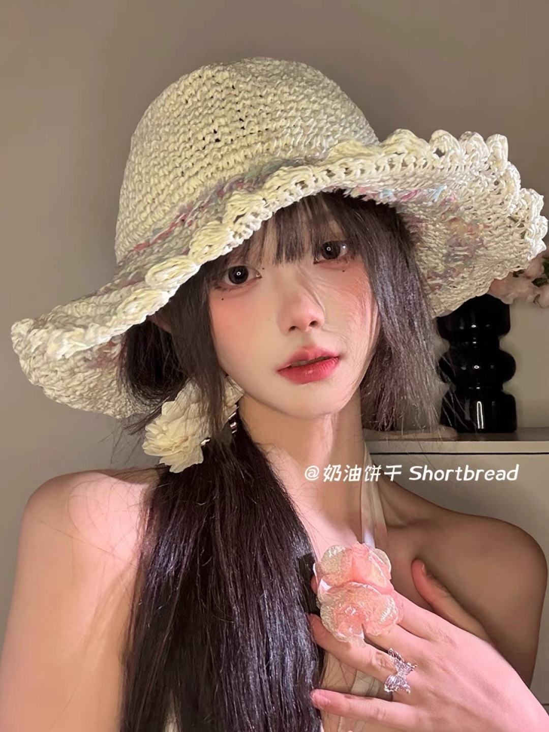  Ch@nel 香奈儿新款奶油饼千法式花朵草帽女夏海边度假风镂空防
晒遮阳大帽檐渔夫帽子