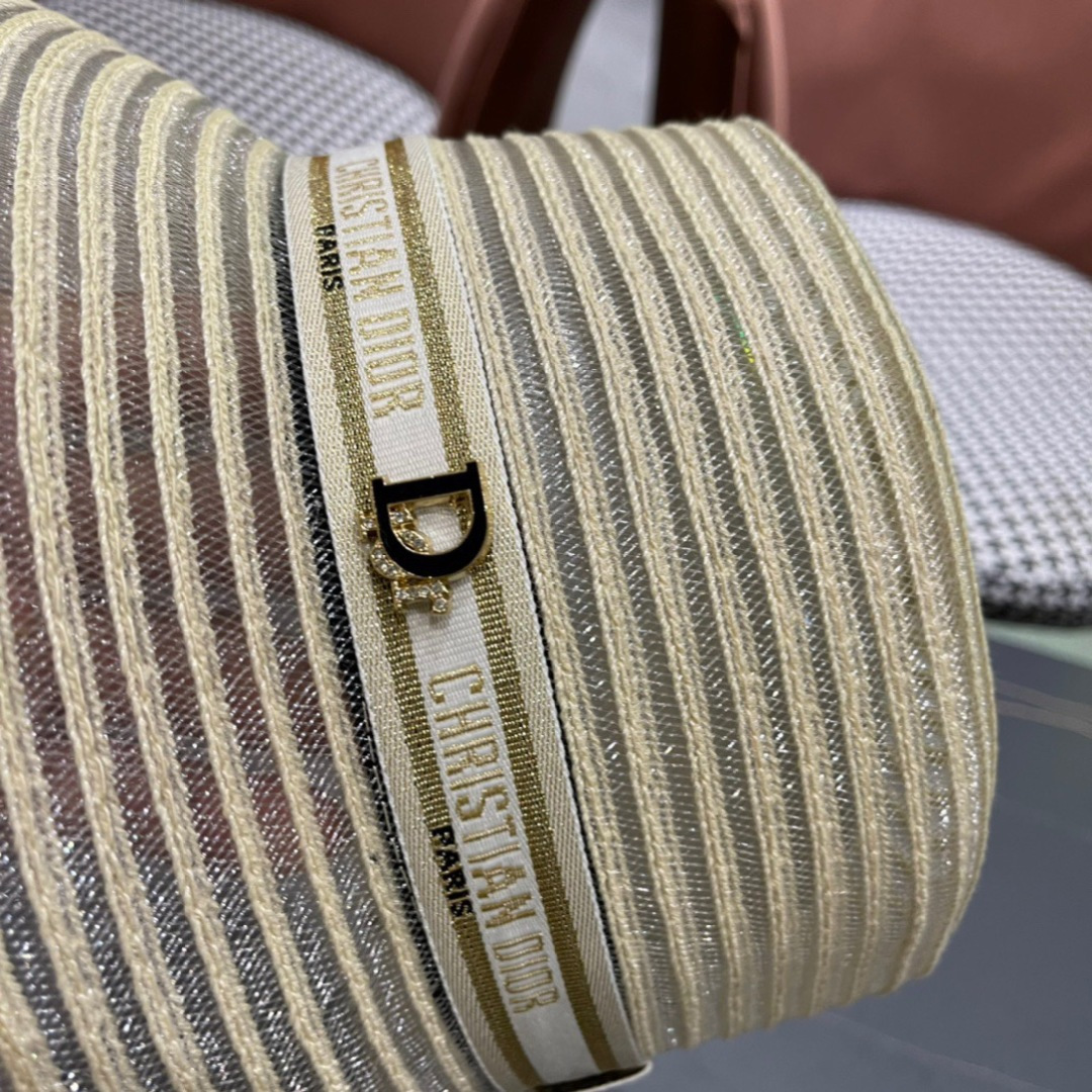  DIOR迪奥草帽❤️2025新款草帽爱心爱心做工细节精细，简约大方，百搭单品～出街首选，真的超美！名媛