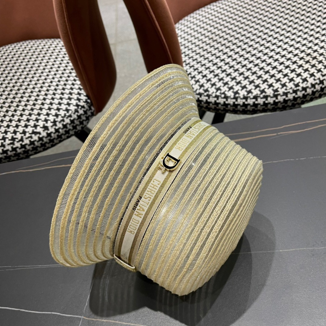  DIOR迪奥草帽❤️2025新款草帽爱心爱心做工细节精细，简约大方，百搭单品～出街首选，真的超美！名媛