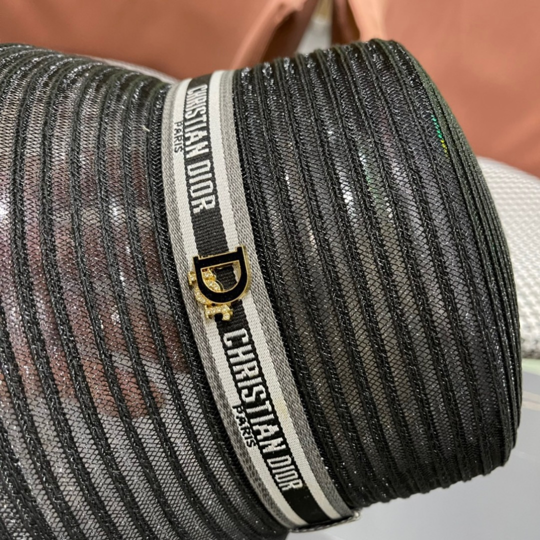  DIOR迪奥草帽❤️2025新款草帽爱心爱心做工细节精细，简约大方，百搭单品～出街首选，真的超美！名媛