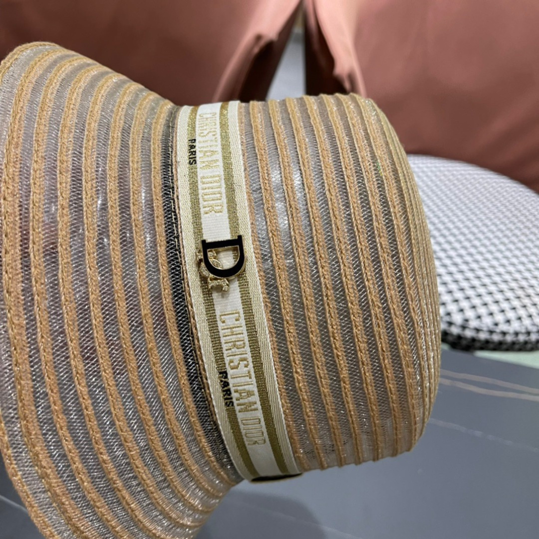  DIOR迪奥草帽❤️2025新款草帽爱心爱心做工细节精细，简约大方，百搭单品～出街首选，真的超美！名媛