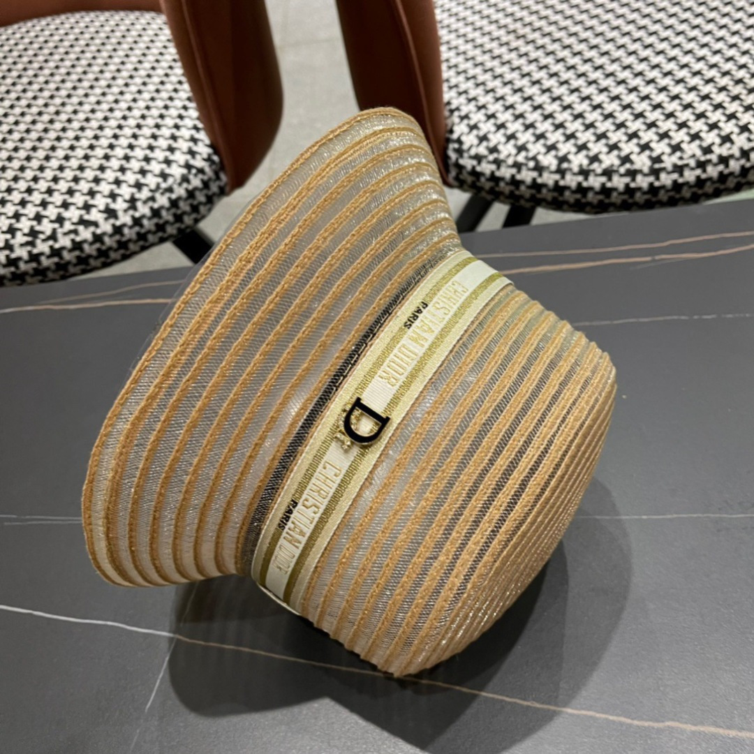  DIOR迪奥草帽❤️2025新款草帽爱心爱心做工细节精细，简约大方，百搭单品～出街首选，真的超美！名媛