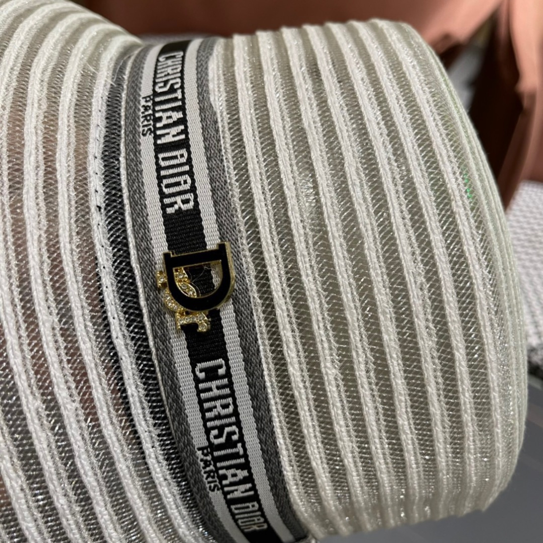  DIOR迪奥草帽❤️2025新款草帽爱心爱心做工细节精细，简约大方，百搭单品～出街首选，真的超美！名媛