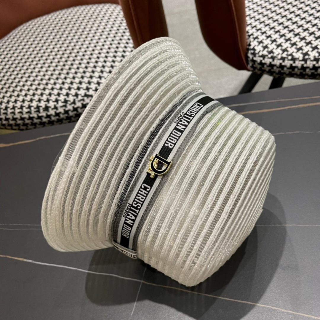  DIOR迪奥草帽❤️2025新款草帽爱心爱心做工细节精细，简约大方，百搭单品～出街首选，真的超美！名媛