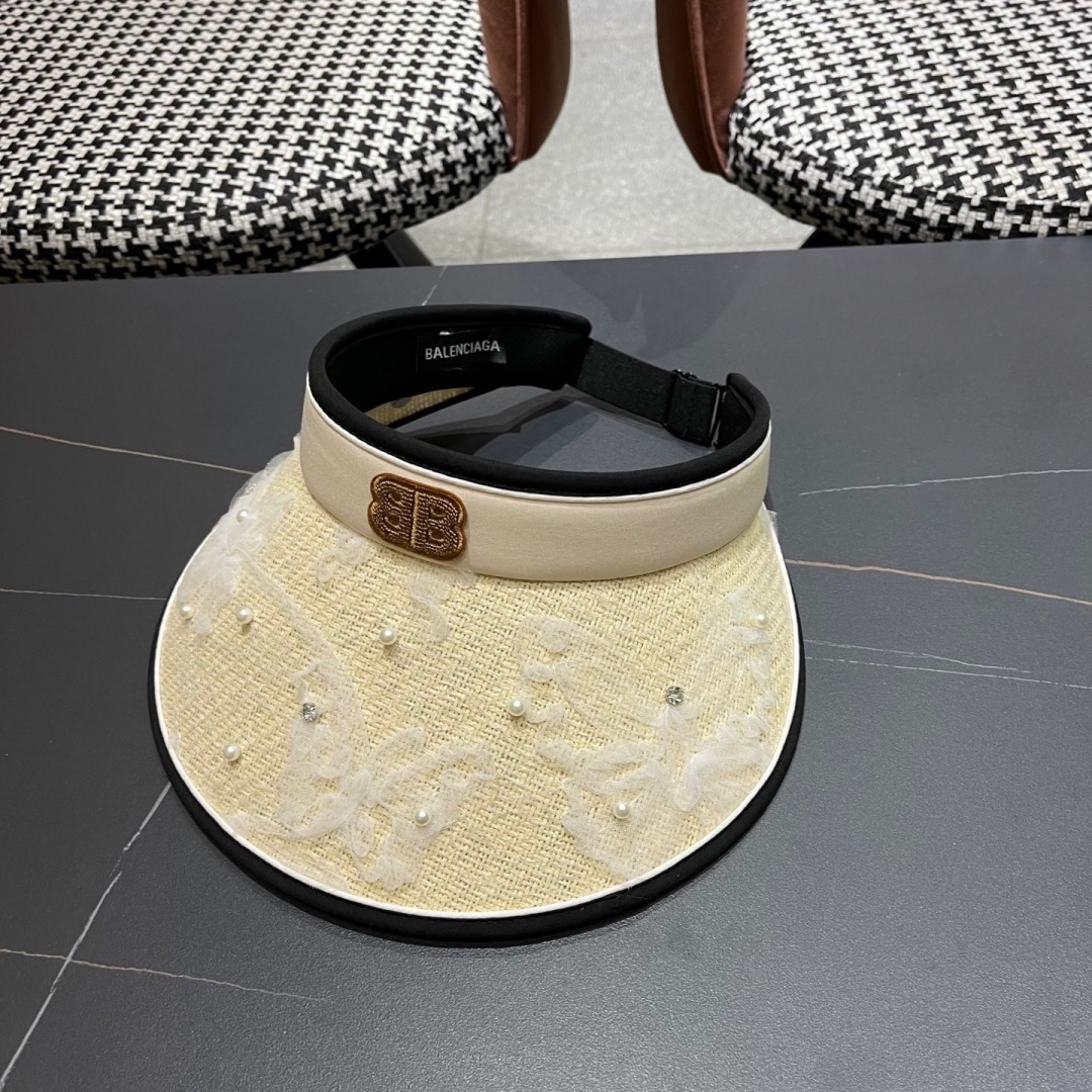  Balenciada 巴黎世家新款💞 夏日珍珠空顶帽
空顶防晒帽不耽误扎马尾~
大帽檐的设计能有效的阻