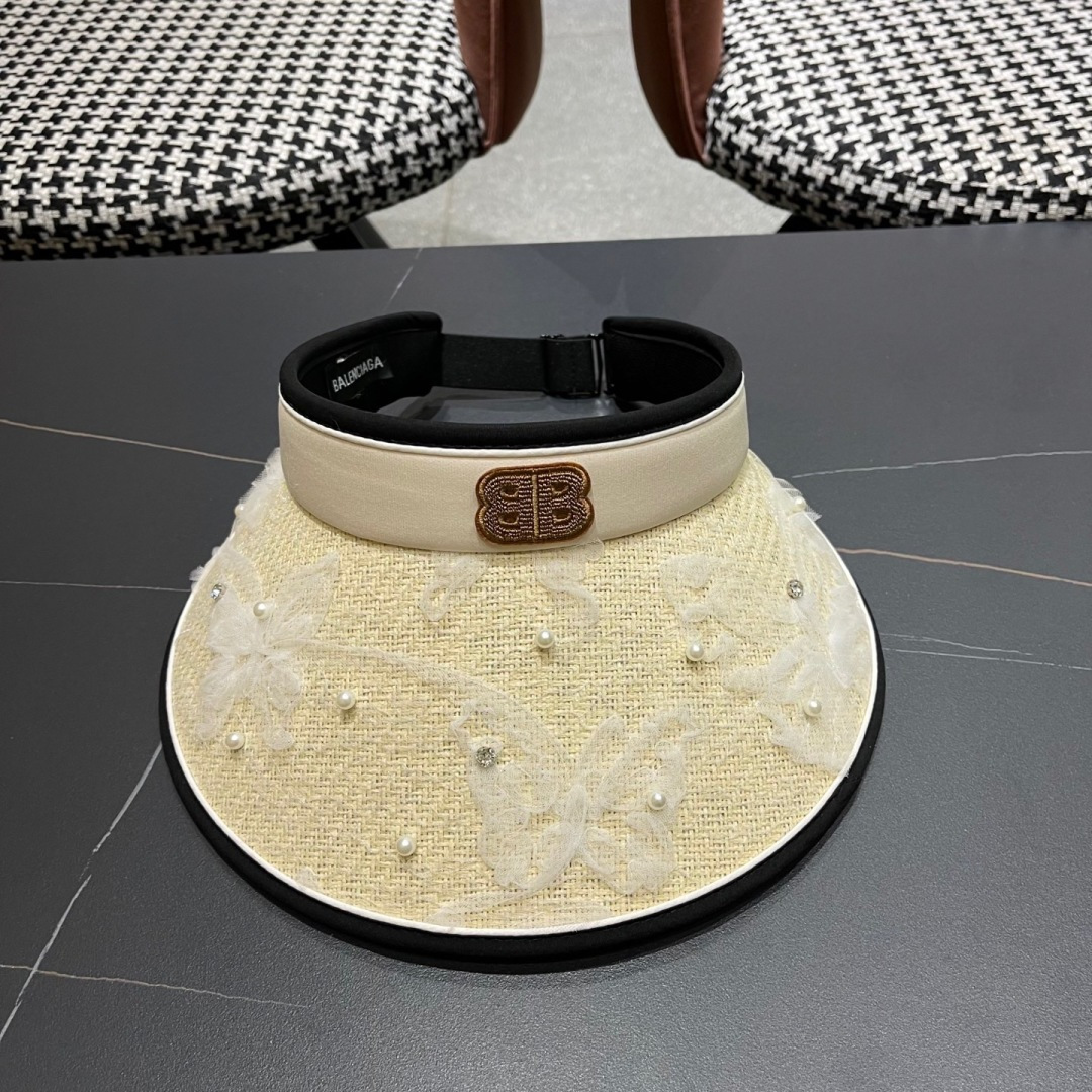  Balenciada 巴黎世家新款💞 夏日珍珠空顶帽
空顶防晒帽不耽误扎马尾~
大帽檐的设计能有效的阻