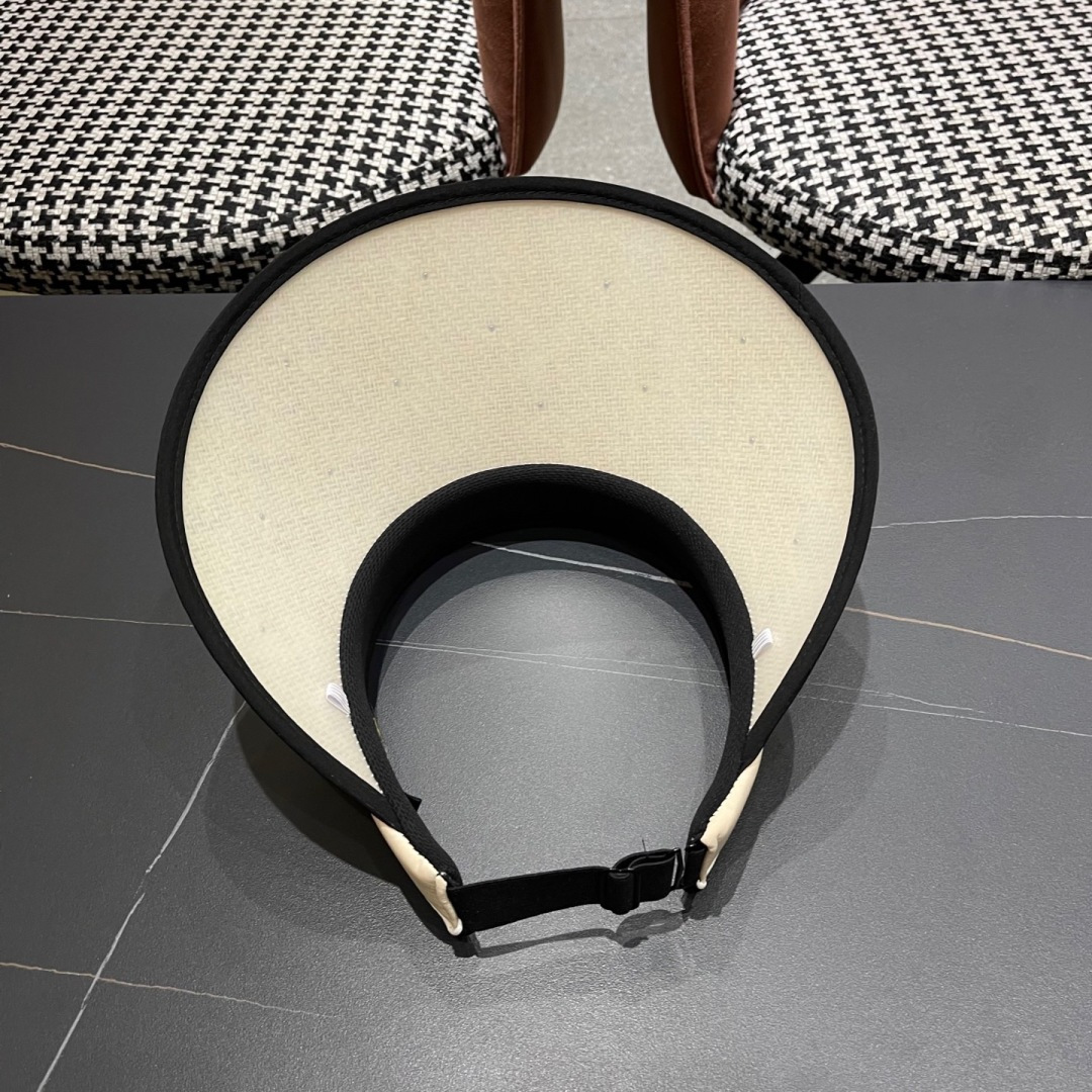  Balenciada 巴黎世家新款💞 夏日珍珠空顶帽
空顶防晒帽不耽误扎马尾~
大帽檐的设计能有效的阻