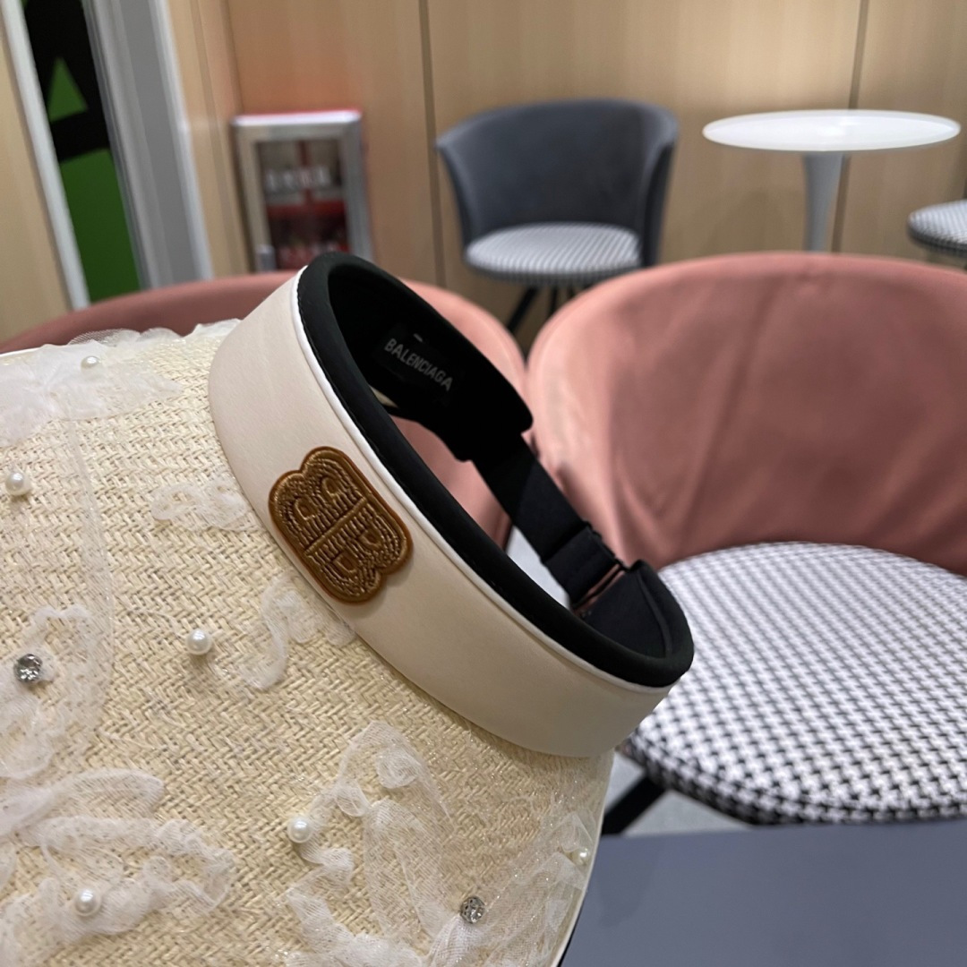  Balenciada 巴黎世家新款💞 夏日珍珠空顶帽
空顶防晒帽不耽误扎马尾~
大帽檐的设计能有效的阻