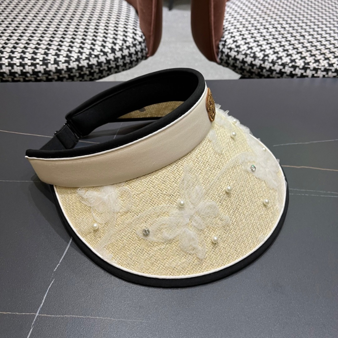  Balenciada 巴黎世家新款💞 夏日珍珠空顶帽
空顶防晒帽不耽误扎马尾~
大帽檐的设计能有效的阻