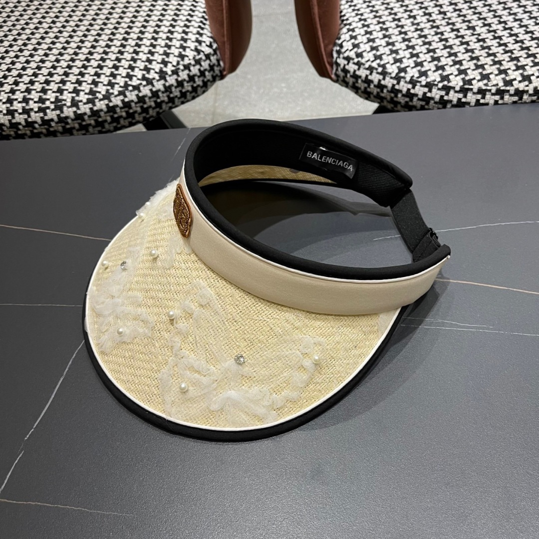 Balenciada 巴黎世家新款💞 夏日珍珠空顶帽
空顶防晒帽不耽误扎马尾~
大帽檐的设计能有效的阻