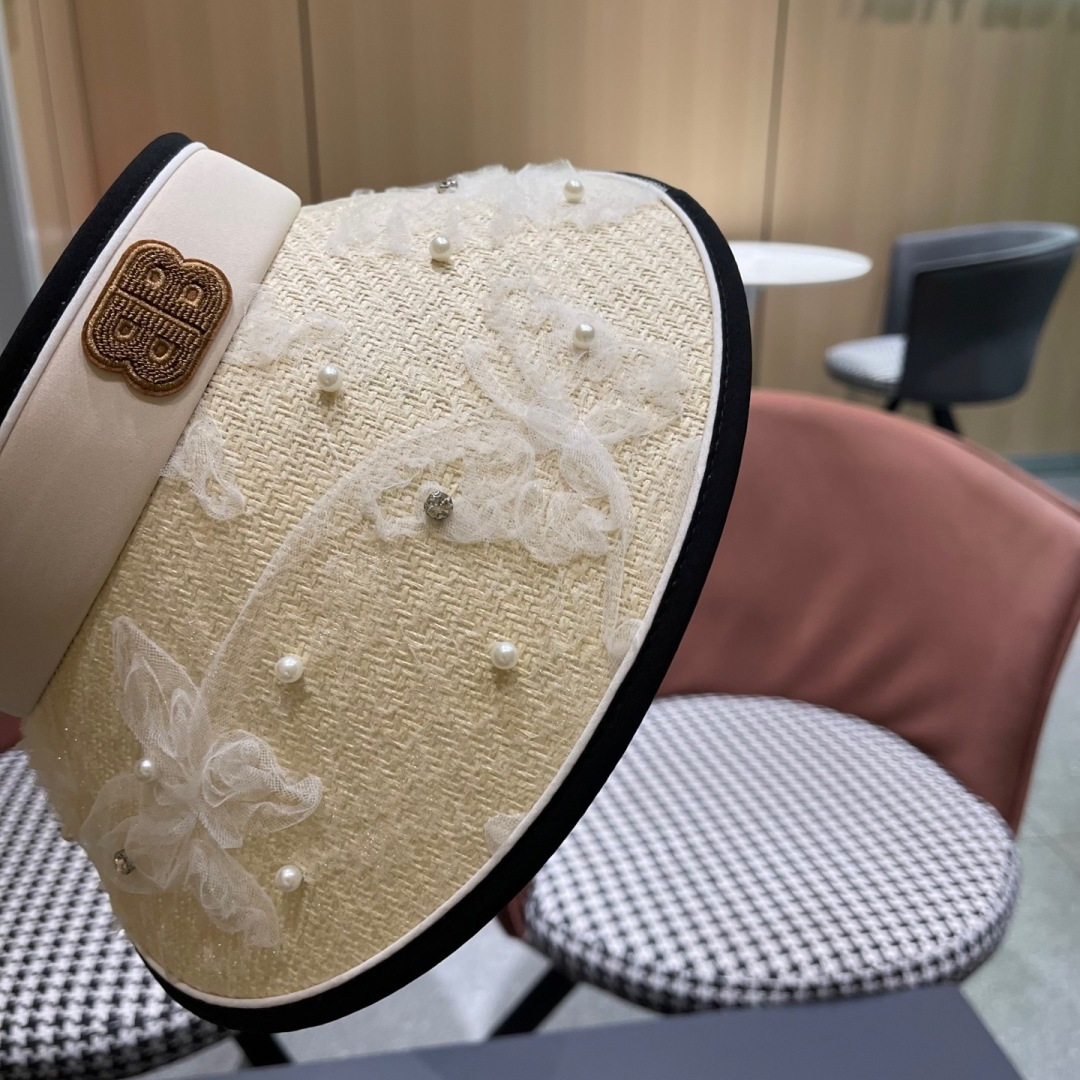  Balenciada 巴黎世家新款💞 夏日珍珠空顶帽
空顶防晒帽不耽误扎马尾~
大帽檐的设计能有效的阻