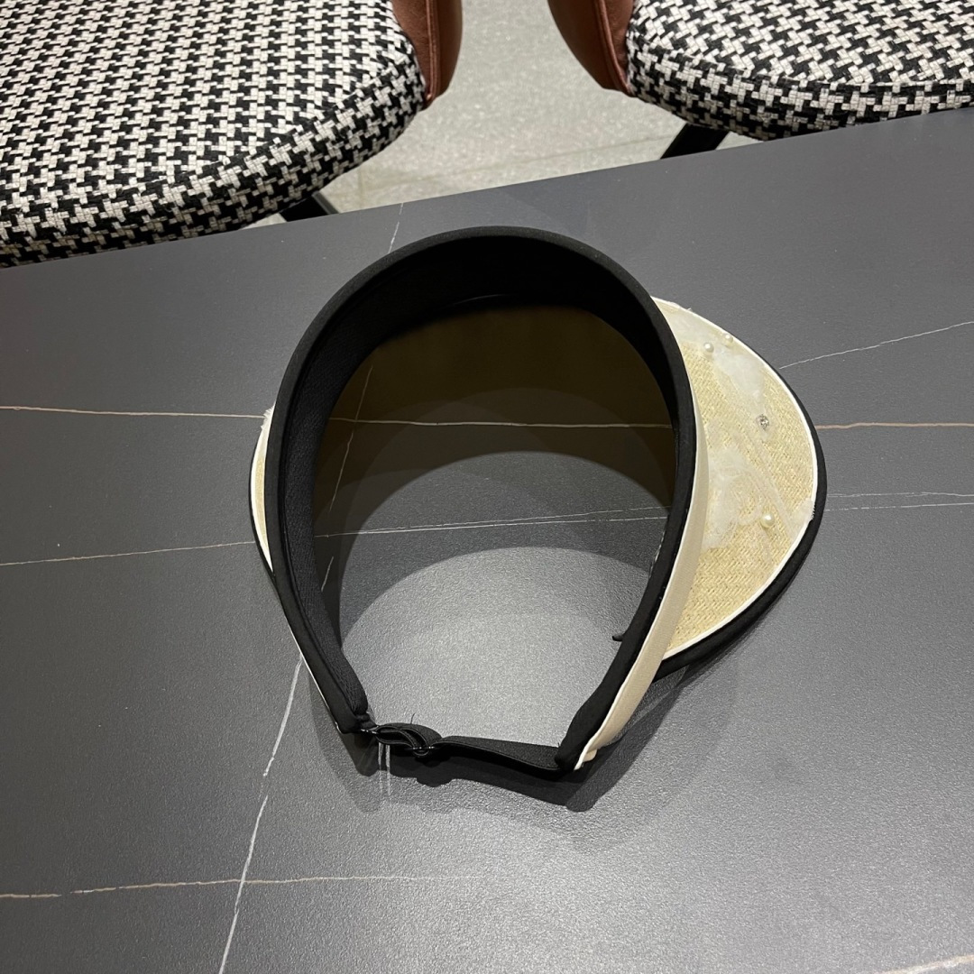  Balenciada 巴黎世家新款💞 夏日珍珠空顶帽
空顶防晒帽不耽误扎马尾~
大帽檐的设计能有效的阻