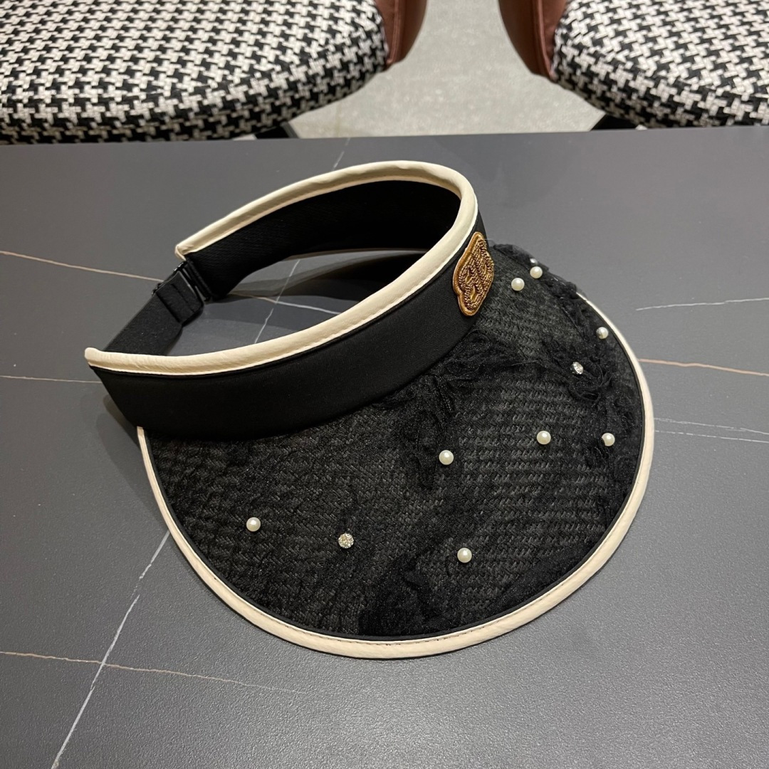  Balenciada 巴黎世家新款💞 夏日珍珠空顶帽
空顶防晒帽不耽误扎马尾~
大帽檐的设计能有效的阻