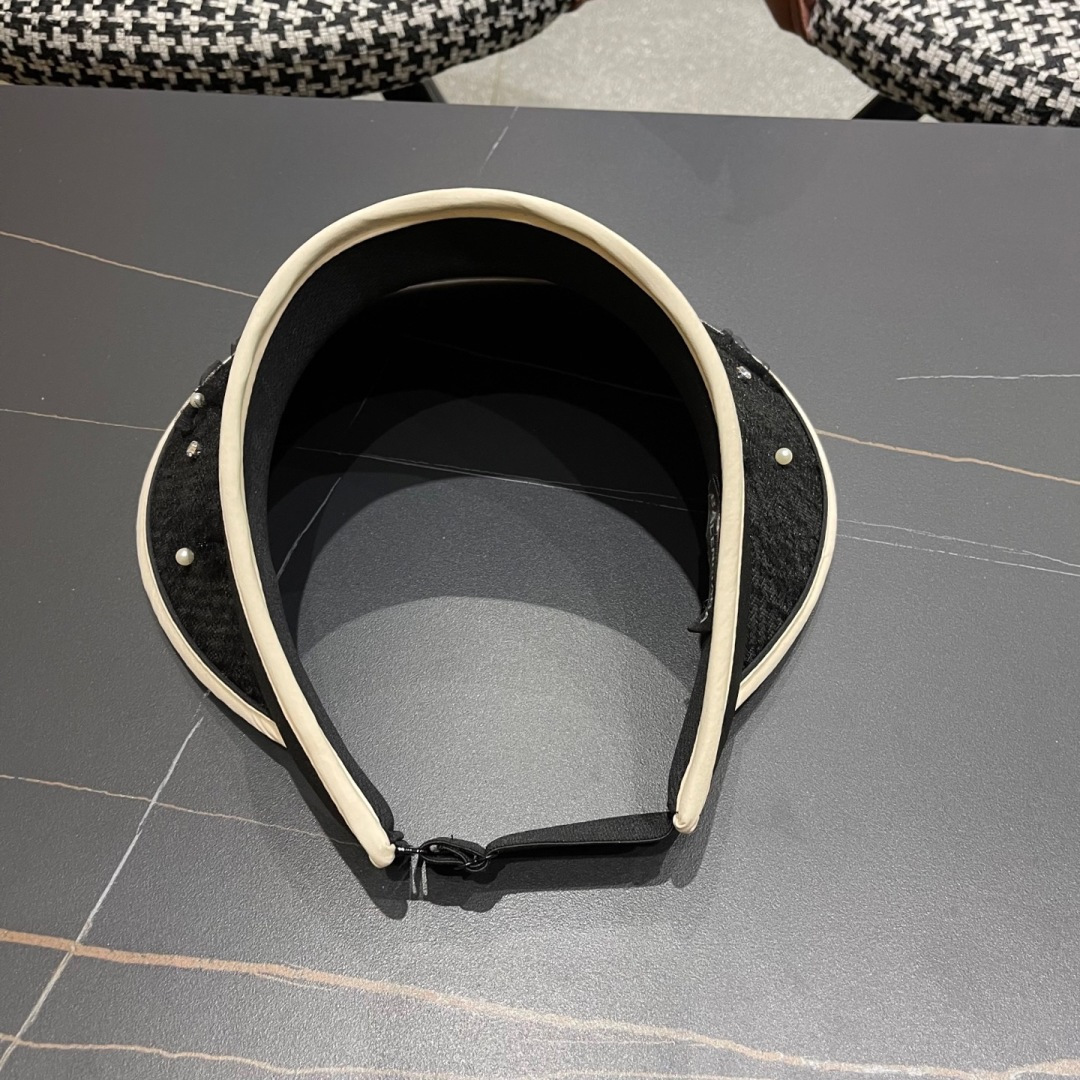  Balenciada 巴黎世家新款💞 夏日珍珠空顶帽
空顶防晒帽不耽误扎马尾~
大帽檐的设计能有效的阻