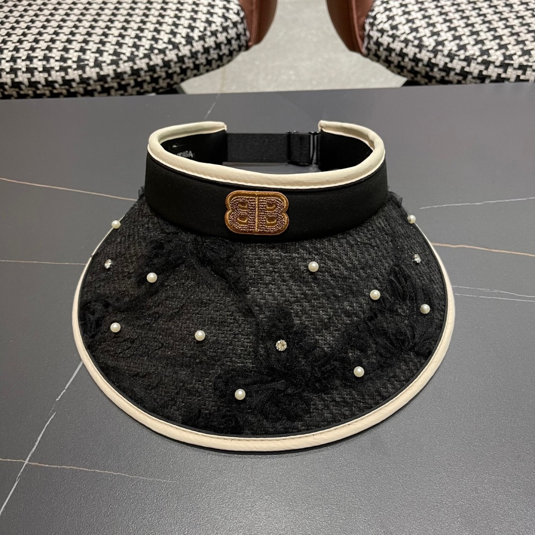  Balenciada 巴黎世家新款💞 夏日珍珠空顶帽
空顶防晒帽不耽误扎马尾~
大帽檐的设计能有效的阻