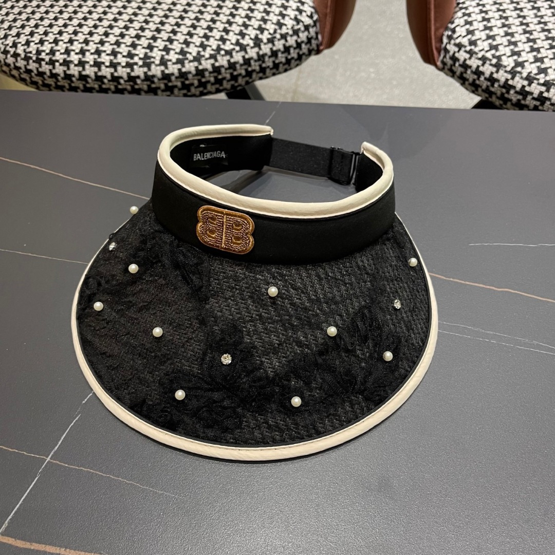 Balenciada 巴黎世家新款💞 夏日珍珠空顶帽
空顶防晒帽不耽误扎马尾~
大帽檐的设计能有效的阻