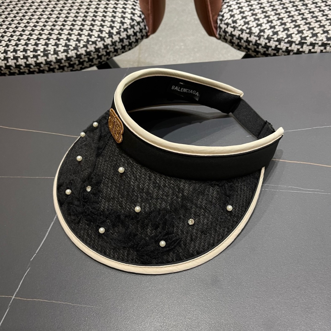  Balenciada 巴黎世家新款💞 夏日珍珠空顶帽
空顶防晒帽不耽误扎马尾~
大帽檐的设计能有效的阻