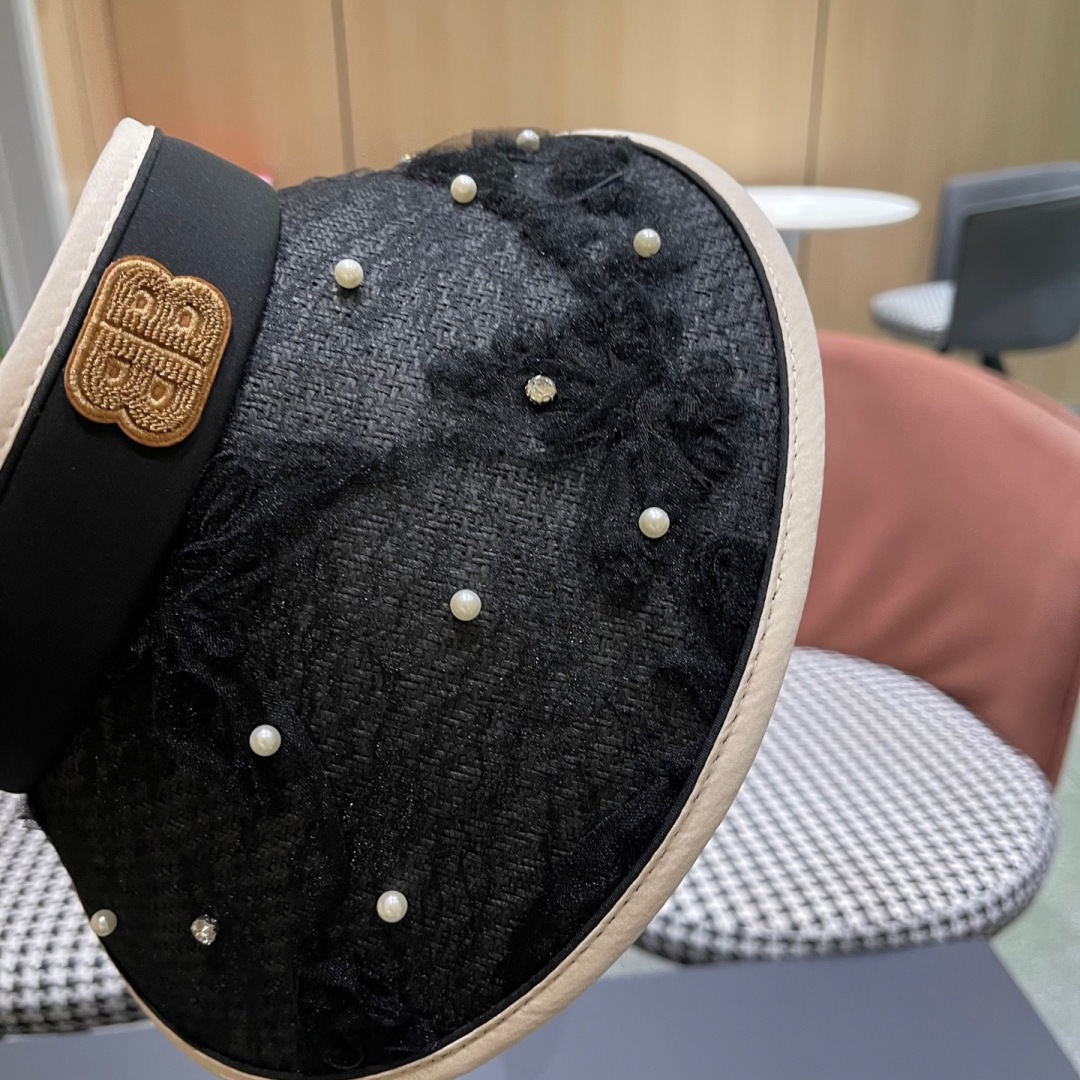  Balenciada 巴黎世家新款💞 夏日珍珠空顶帽
空顶防晒帽不耽误扎马尾~
大帽檐的设计能有效的阻