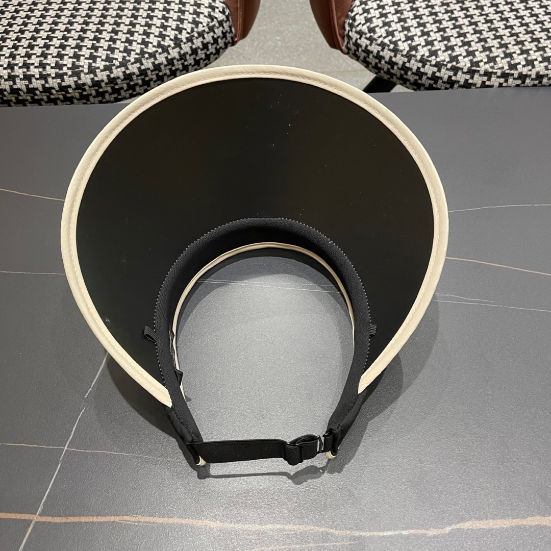  Balenciada 巴黎世家新款💞 夏日珍珠空顶帽
空顶防晒帽不耽误扎马尾~
大帽檐的设计能有效的阻