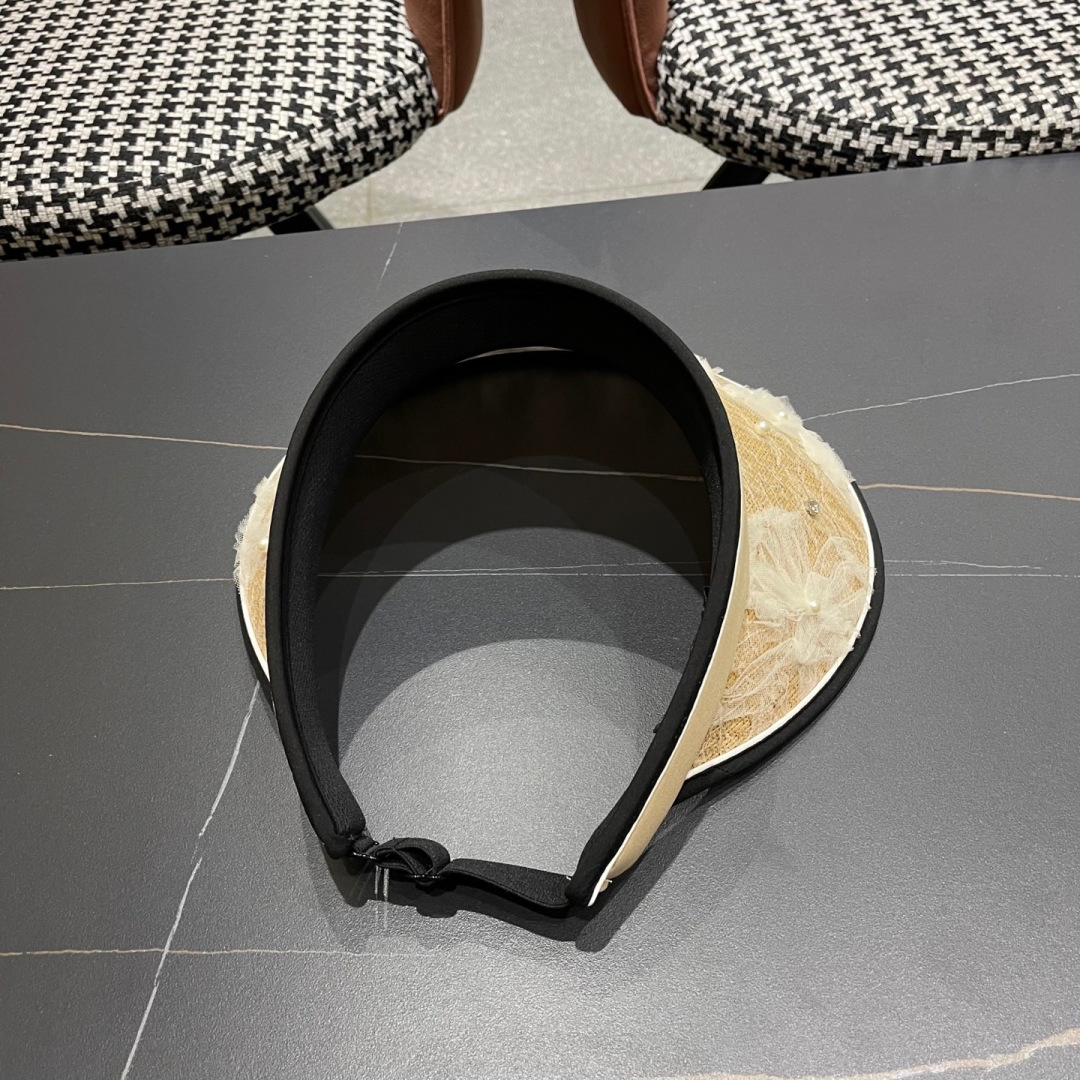  Balenciada 巴黎世家新款💞 夏日珍珠空顶帽
空顶防晒帽不耽误扎马尾~
大帽檐的设计能有效的阻