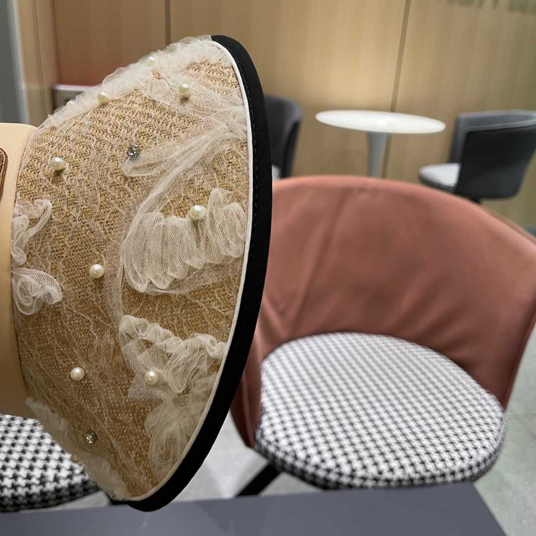  Balenciada 巴黎世家新款💞 夏日珍珠空顶帽
空顶防晒帽不耽误扎马尾~
大帽檐的设计能有效的阻