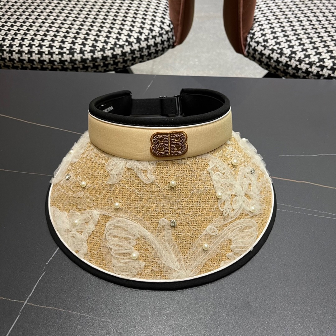  Balenciada 巴黎世家新款💞 夏日珍珠空顶帽
空顶防晒帽不耽误扎马尾~
大帽檐的设计能有效的阻