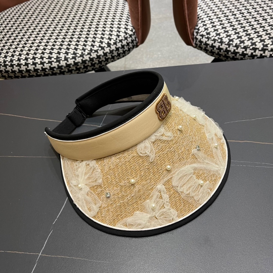  Balenciada 巴黎世家新款💞 夏日珍珠空顶帽
空顶防晒帽不耽误扎马尾~
大帽檐的设计能有效的阻