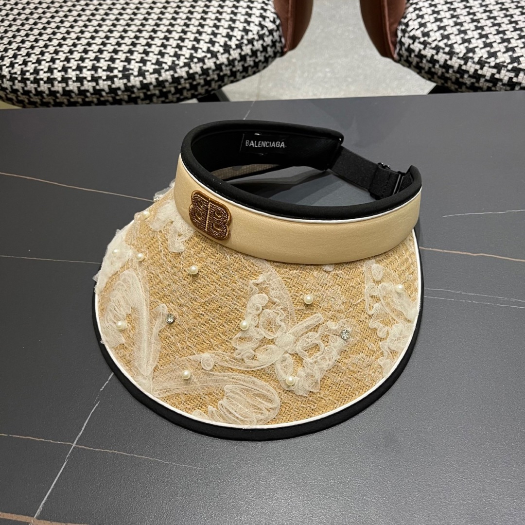  Balenciada 巴黎世家新款💞 夏日珍珠空顶帽
空顶防晒帽不耽误扎马尾~
大帽檐的设计能有效的阻