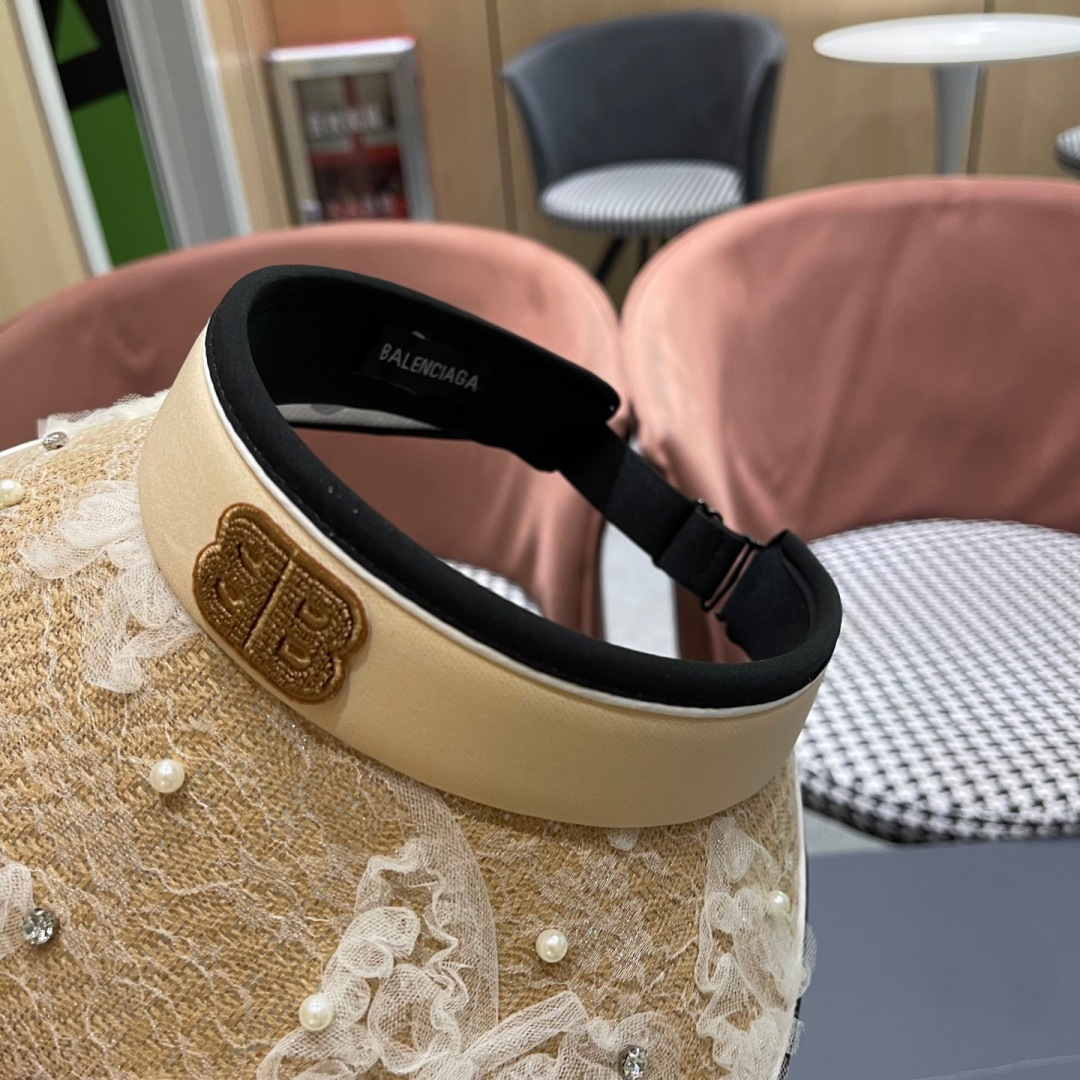  Balenciada 巴黎世家新款💞 夏日珍珠空顶帽
空顶防晒帽不耽误扎马尾~
大帽檐的设计能有效的阻