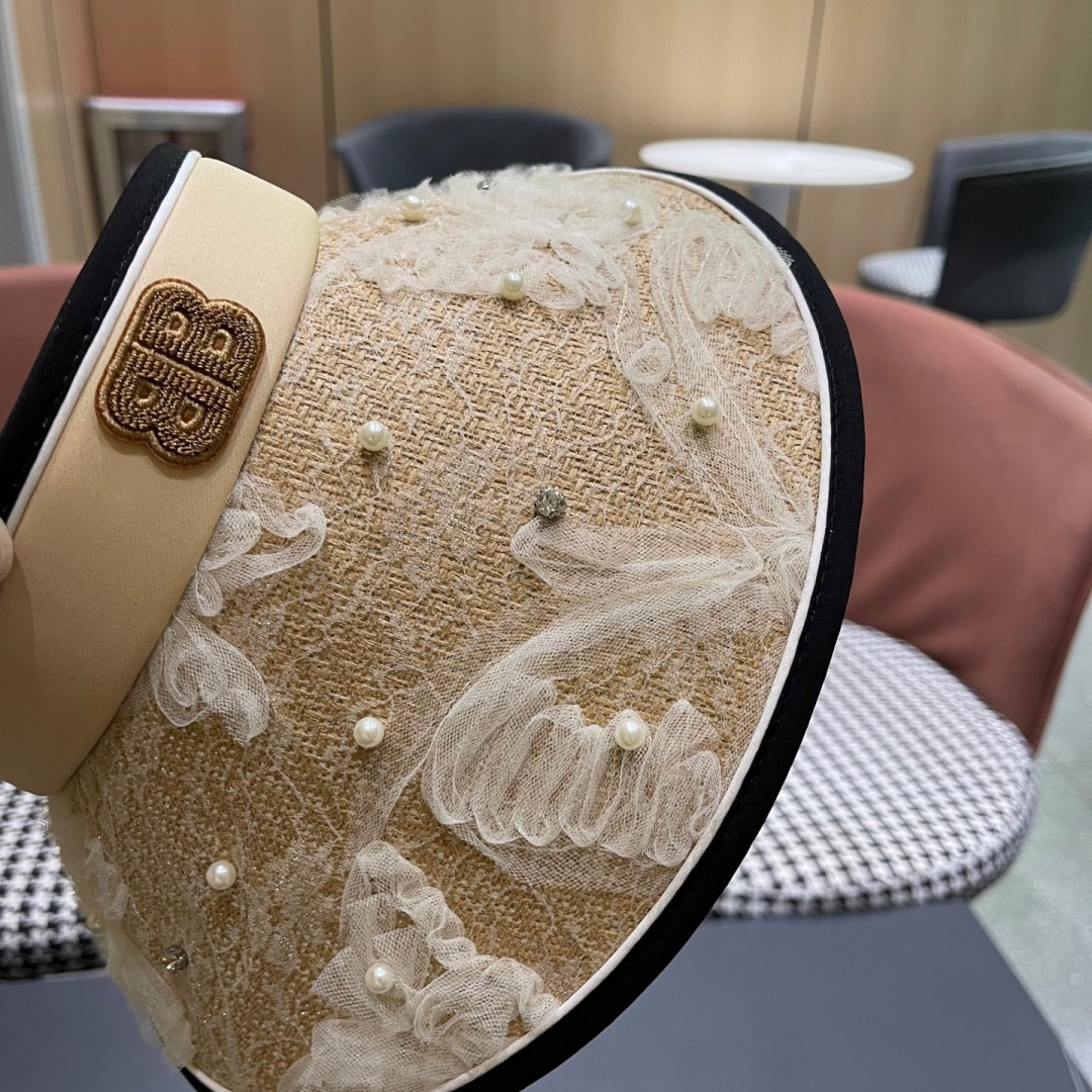  Balenciada 巴黎世家新款💞 夏日珍珠空顶帽
空顶防晒帽不耽误扎马尾~
大帽檐的设计能有效的阻