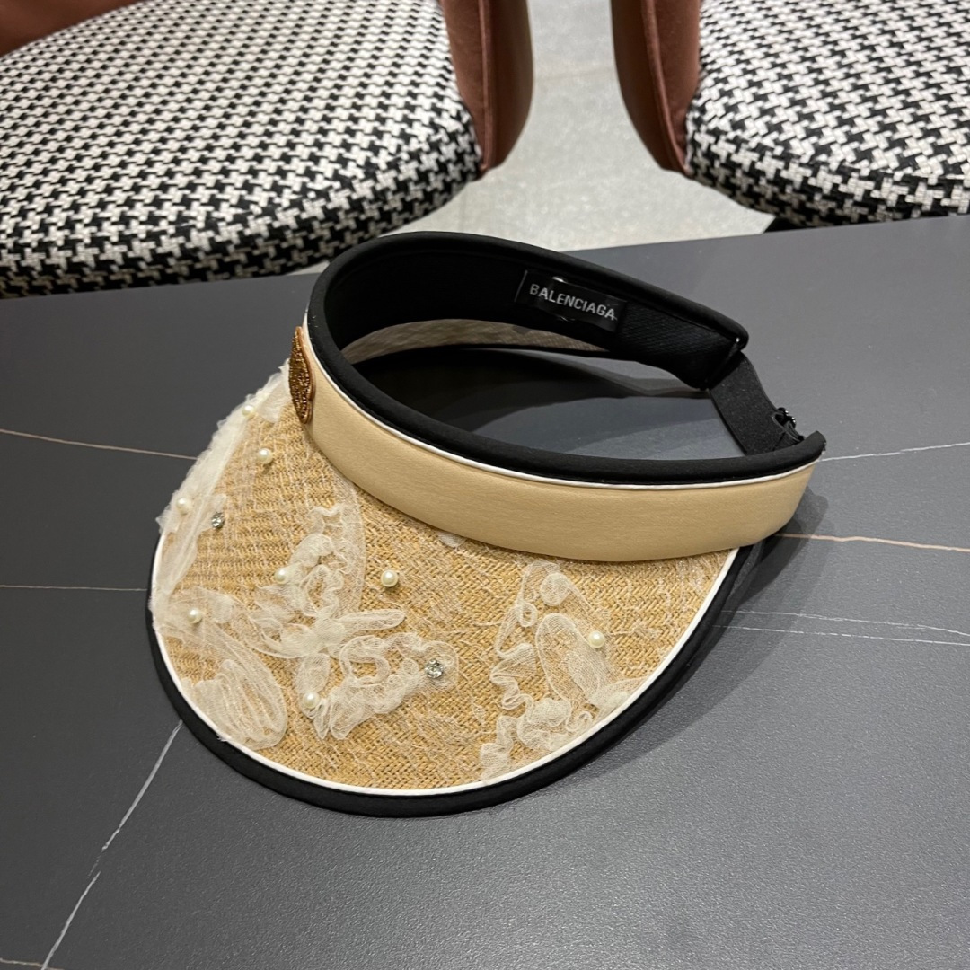  Balenciada 巴黎世家新款💞 夏日珍珠空顶帽
空顶防晒帽不耽误扎马尾~
大帽檐的设计能有效的阻