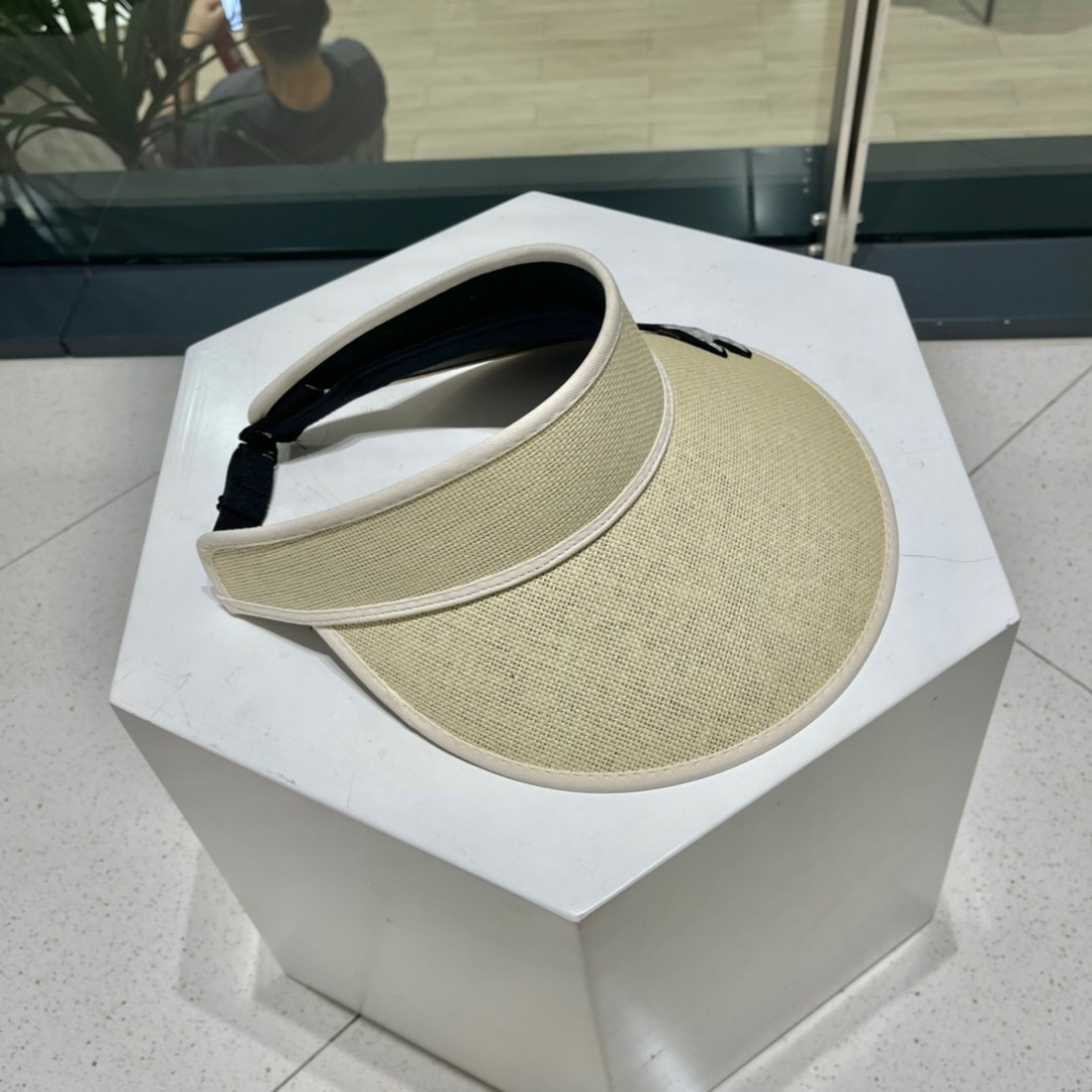  Ch@nel 香奈儿新款空顶帽
超甜超乖的小空顶🔝，细节和质感都拿捏得很完美！
七彩色系，缤纷整个夏天