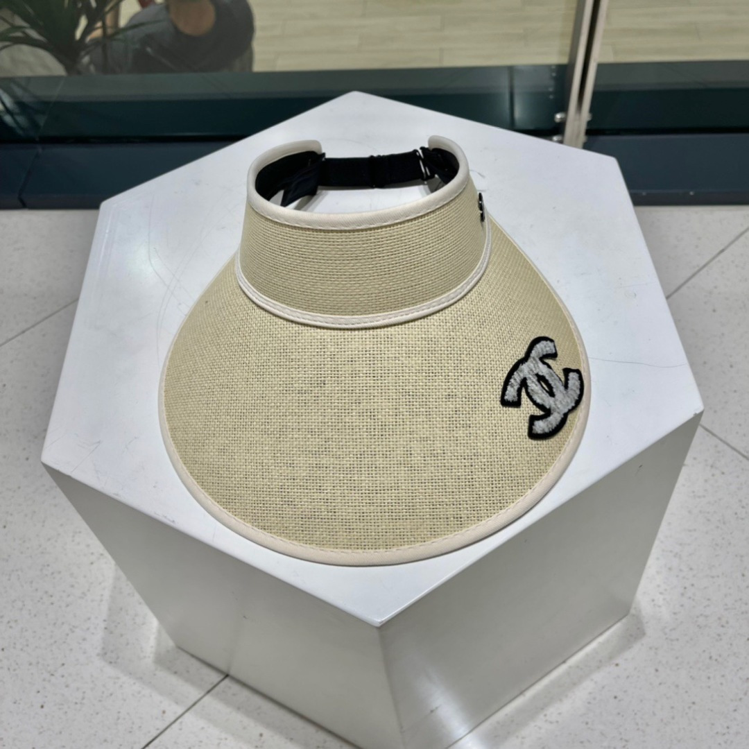  Ch@nel 香奈儿新款空顶帽
超甜超乖的小空顶🔝，细节和质感都拿捏得很完美！
七彩色系，缤纷整个夏天