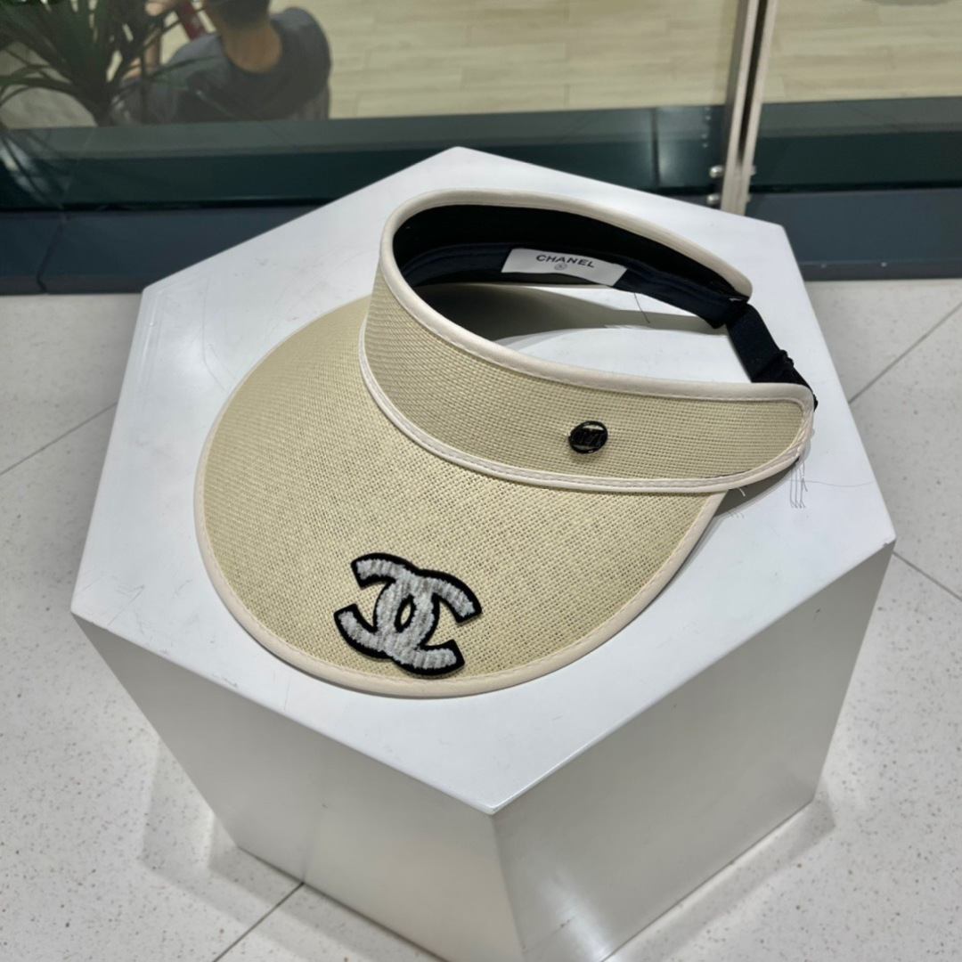  Ch@nel 香奈儿新款空顶帽
超甜超乖的小空顶🔝，细节和质感都拿捏得很完美！
七彩色系，缤纷整个夏天