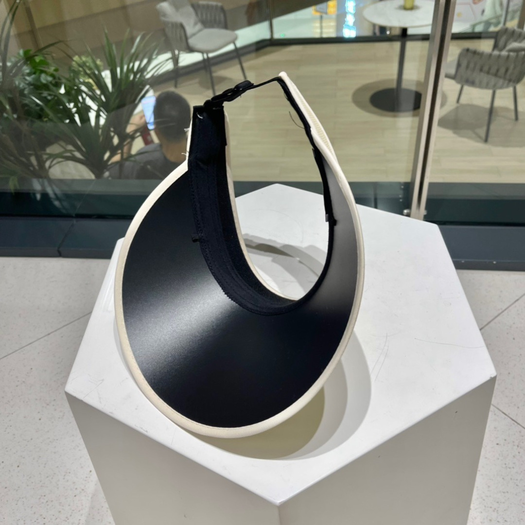  Ch@nel 香奈儿新款空顶帽
超甜超乖的小空顶🔝，细节和质感都拿捏得很完美！
七彩色系，缤纷整个夏天