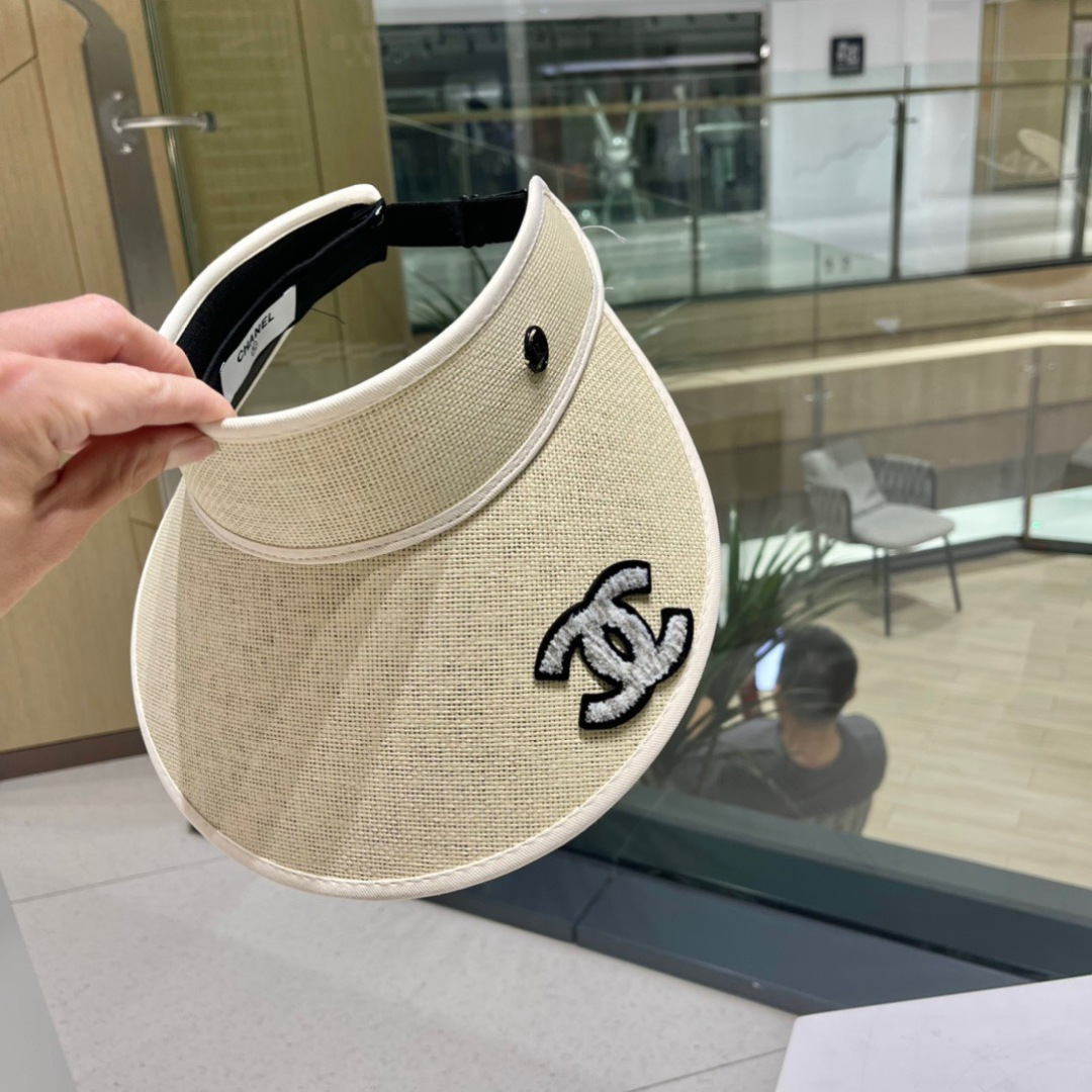  Ch@nel 香奈儿新款空顶帽
超甜超乖的小空顶🔝，细节和质感都拿捏得很完美！
七彩色系，缤纷整个夏天