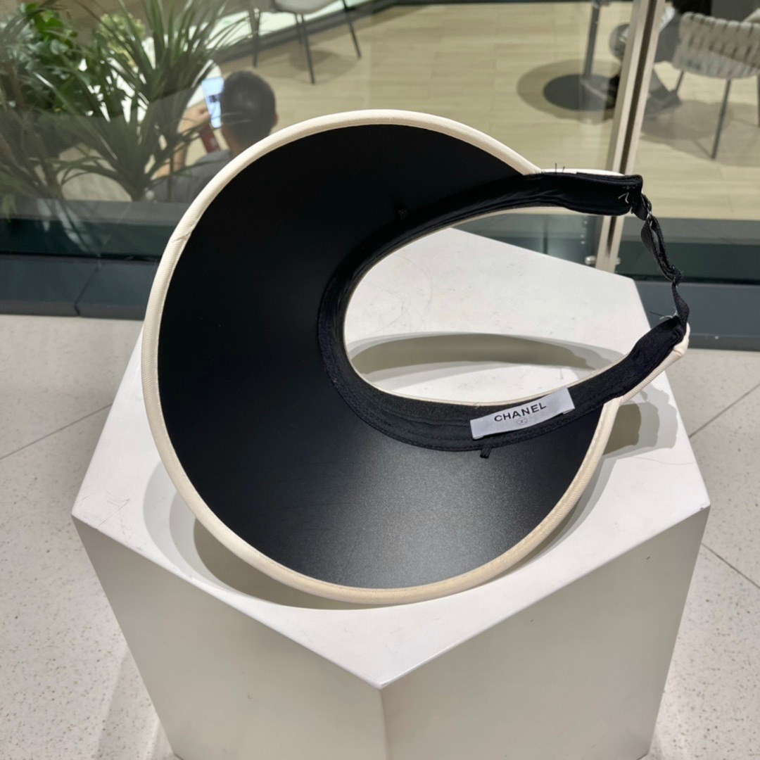  Ch@nel 香奈儿新款空顶帽
超甜超乖的小空顶🔝，细节和质感都拿捏得很完美！
七彩色系，缤纷整个夏天