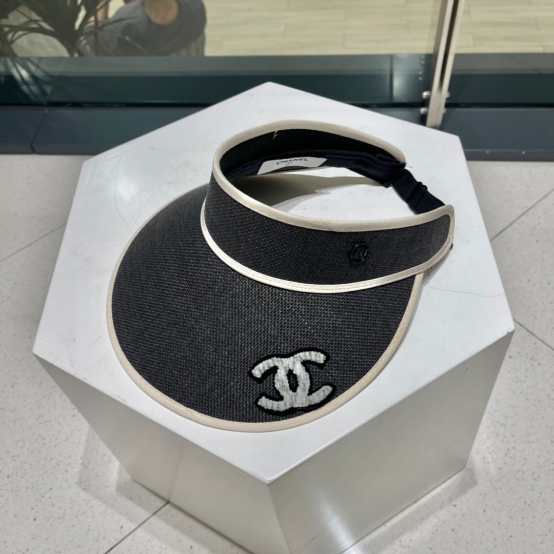  Ch@nel 香奈儿新款空顶帽
超甜超乖的小空顶🔝，细节和质感都拿捏得很完美！
七彩色系，缤纷整个夏天