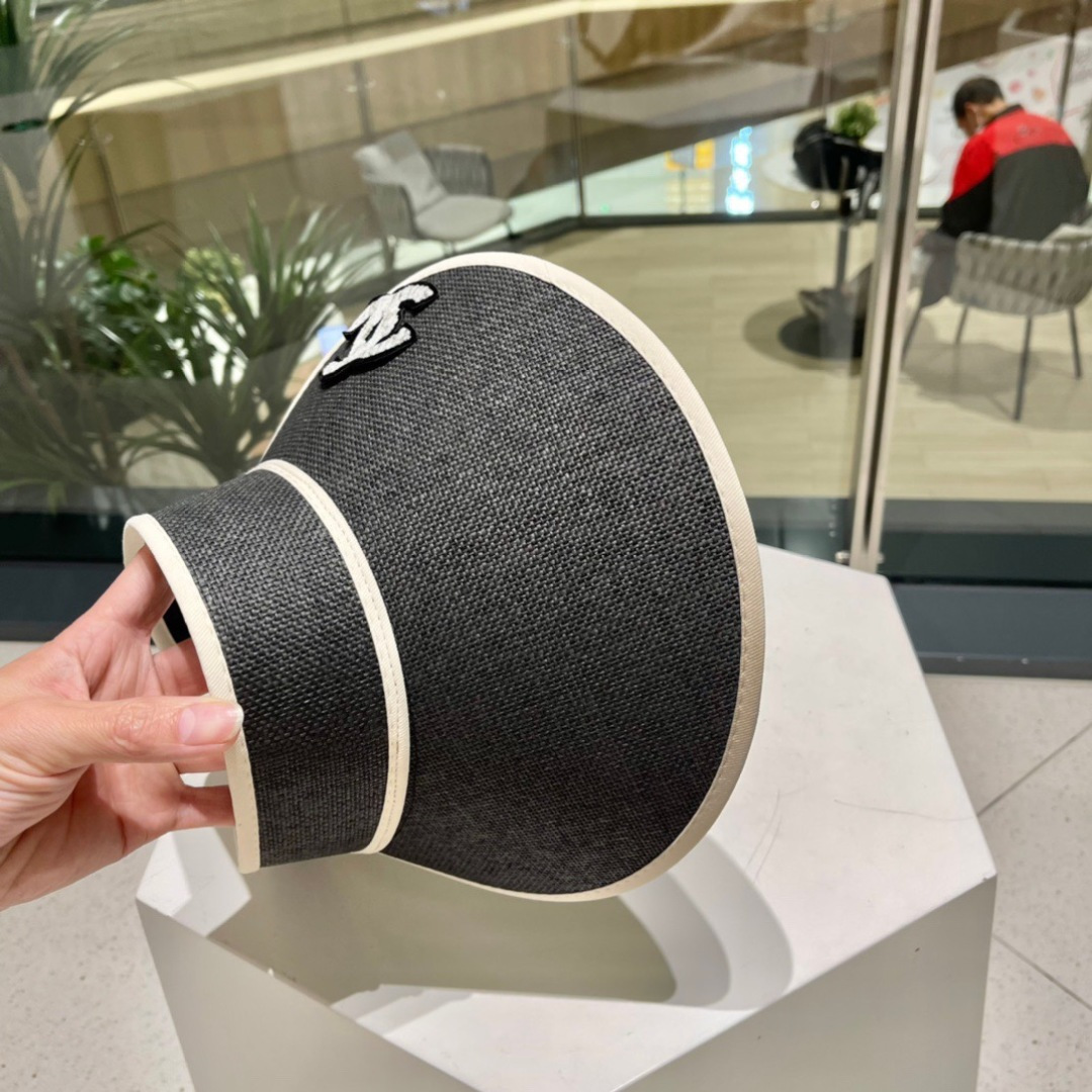  Ch@nel 香奈儿新款空顶帽
超甜超乖的小空顶🔝，细节和质感都拿捏得很完美！
七彩色系，缤纷整个夏天