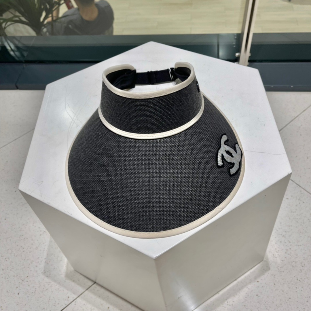  Ch@nel 香奈儿新款空顶帽
超甜超乖的小空顶🔝，细节和质感都拿捏得很完美！
七彩色系，缤纷整个夏天