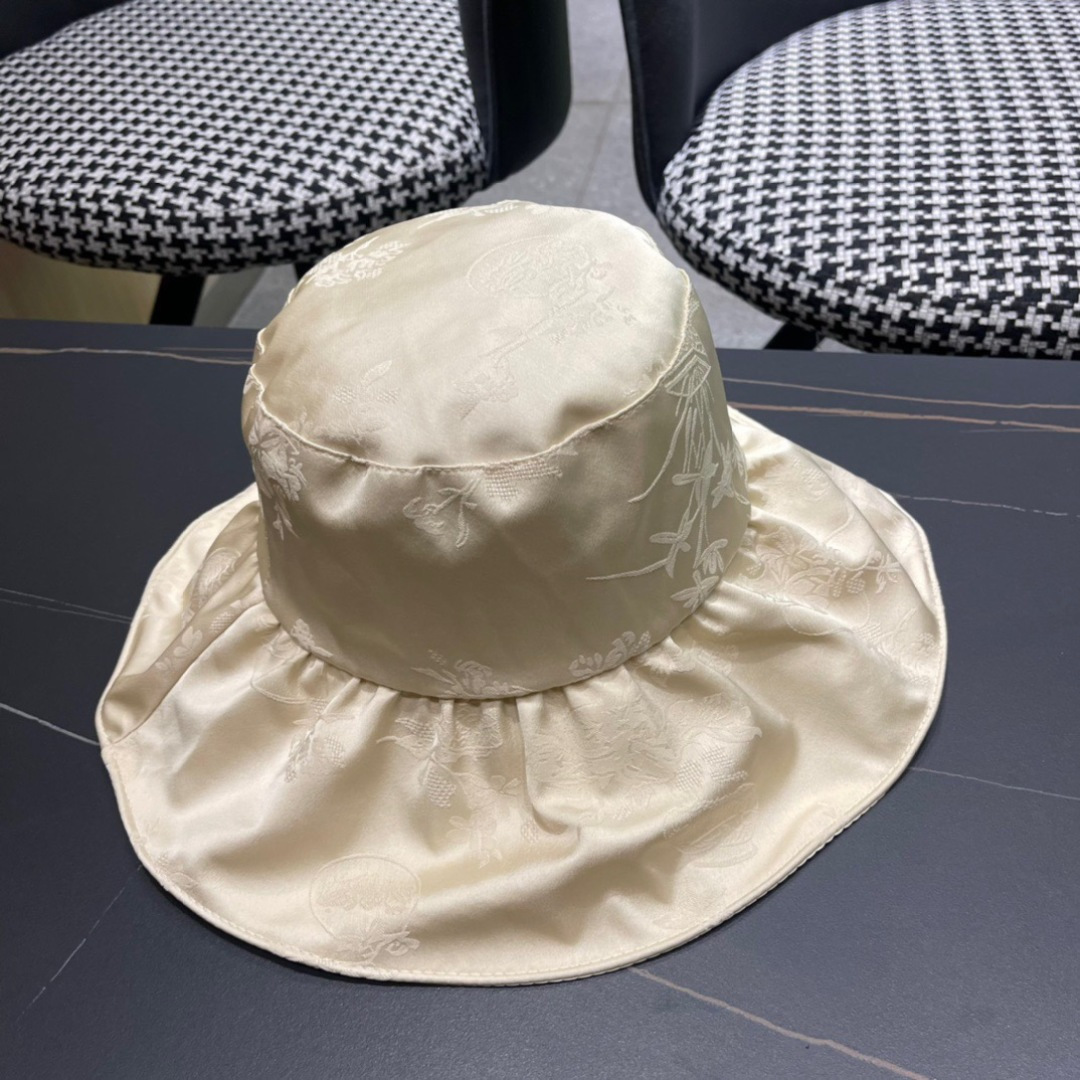 
MONCLER蒙口🎩2025春新款高品质渔夫帽
超仙，超火爆💖质感很赞，出街超好搭配！时尚潮流！快快入