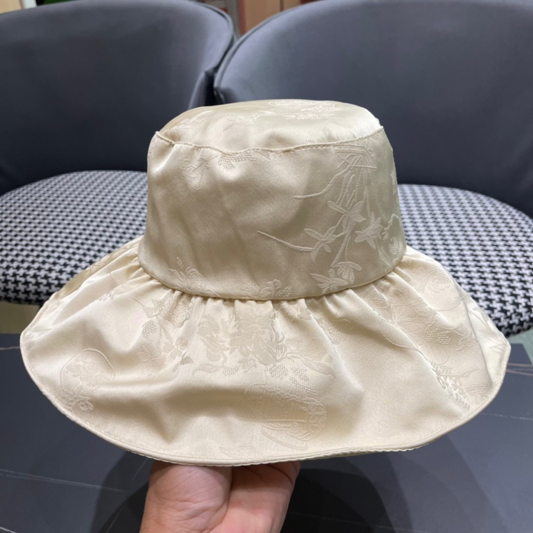 
MONCLER蒙口🎩2025春新款高品质渔夫帽
超仙，超火爆💖质感很赞，出街超好搭配！时尚潮流！快快入